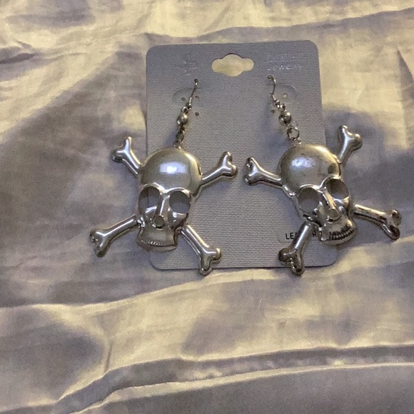 👻NWT Skelton Hanging Pierced Earrings Brand New Closet Must Have 👻 - Picture 4 of 6